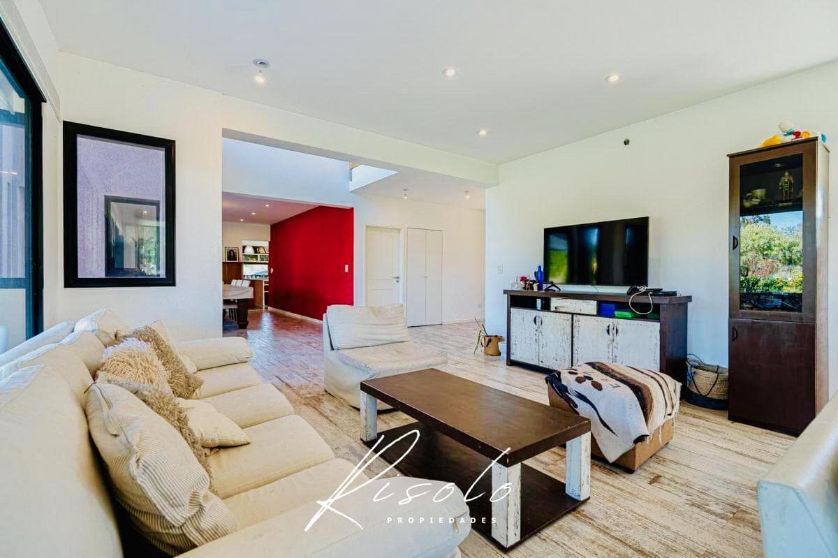 Casa en Venta. 4 dormitorios. 4 baños. Amplio Jardin. Barrio Cerrado, Escobar