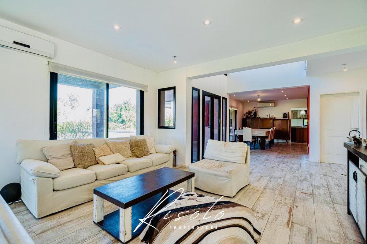 Casa en Venta. 4 dormitorios. 4 baños. Amplio Jardin. Barrio Cerrado, Escobar