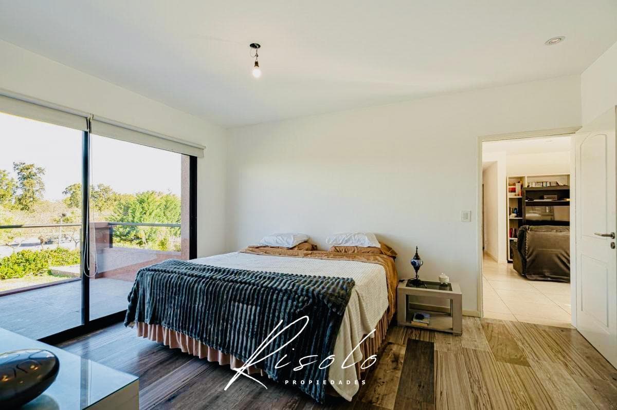 Casa en Venta. 4 dormitorios. 4 baños. Amplio Jardin. Barrio Cerrado, Escobar