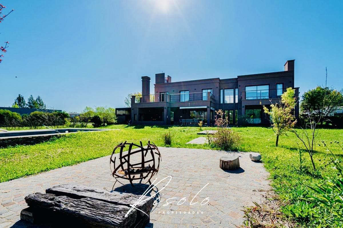 Casa en Venta. 4 dormitorios. 4 baños. Amplio Jardin. Barrio Cerrado, Escobar