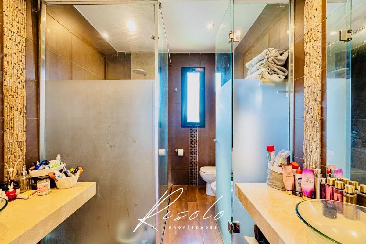 Casa en Venta. 4 dormitorios. 4 baños. Amplio Jardin. Barrio Cerrado, Escobar