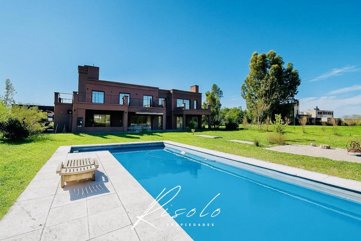 Casa en Venta. 4 dormitorios. 4 baños. Amplio Jardin. Barrio Cerrado, Escobar