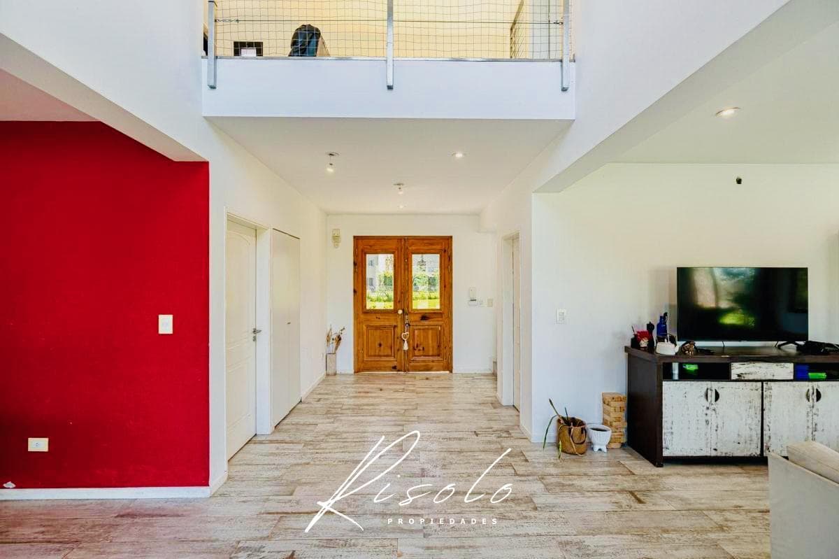 Casa en Venta. 4 dormitorios. 4 baños. Amplio Jardin. Barrio Cerrado, Escobar