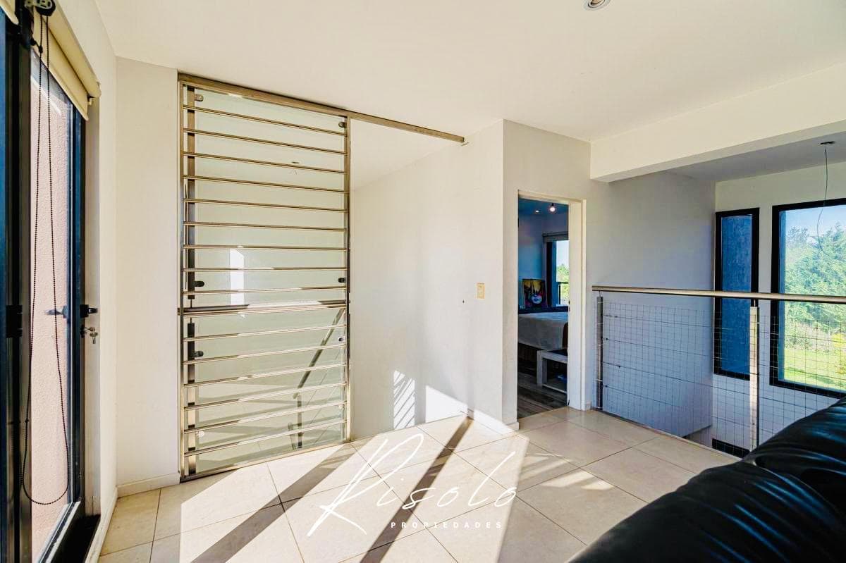 Casa en Venta. 4 dormitorios. 4 baños. Amplio Jardin. Barrio Cerrado, Escobar