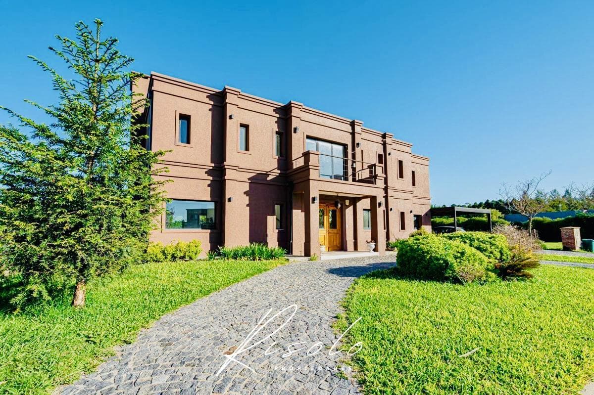Casa en Venta. 4 dormitorios. 4 baños. Amplio Jardin. Barrio Cerrado, Escobar