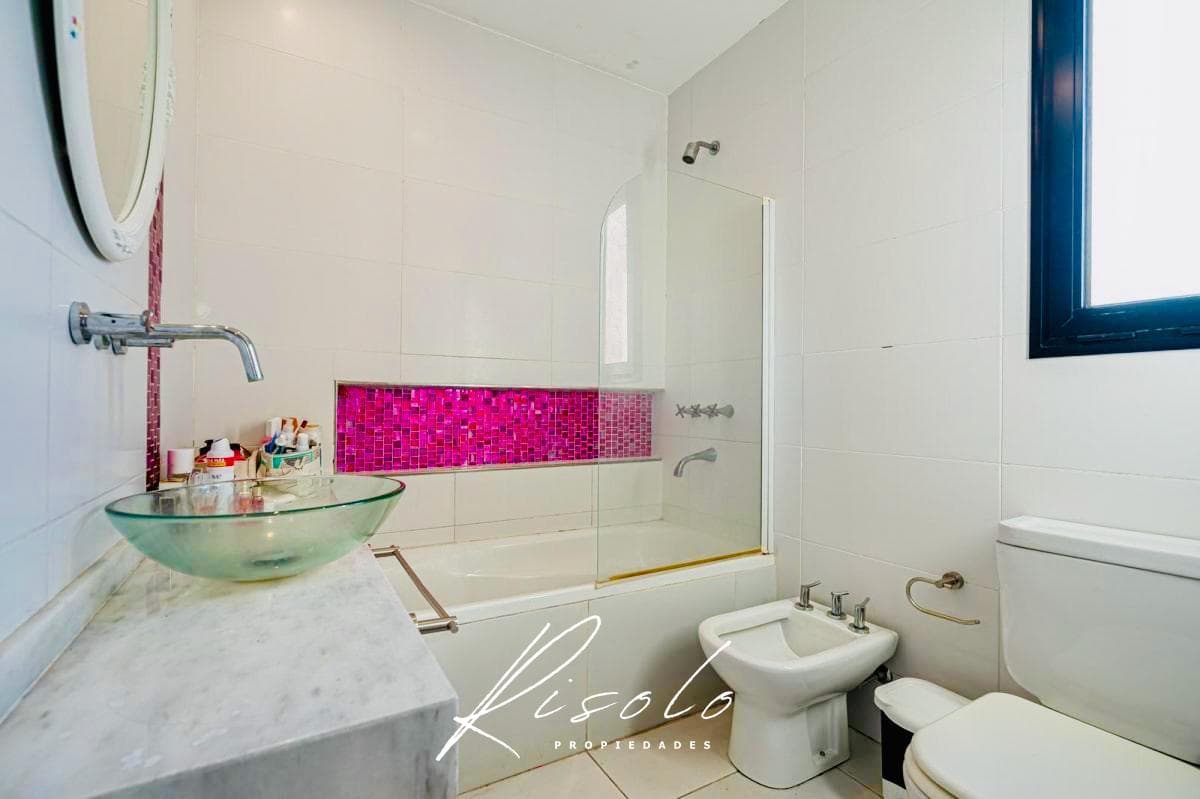 Casa en Venta. 4 dormitorios. 4 baños. Amplio Jardin. Barrio Cerrado, Escobar