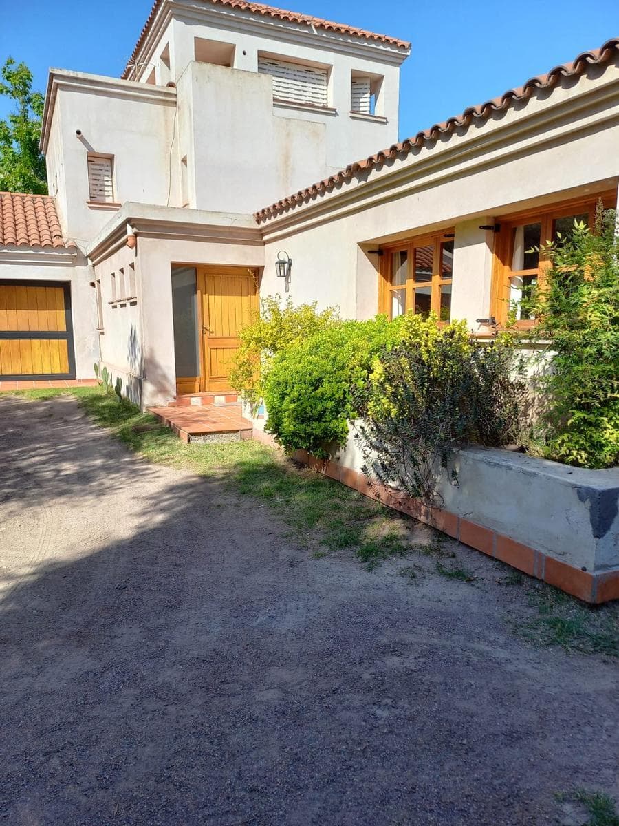 House on Medrano Street - Chacras de Coria