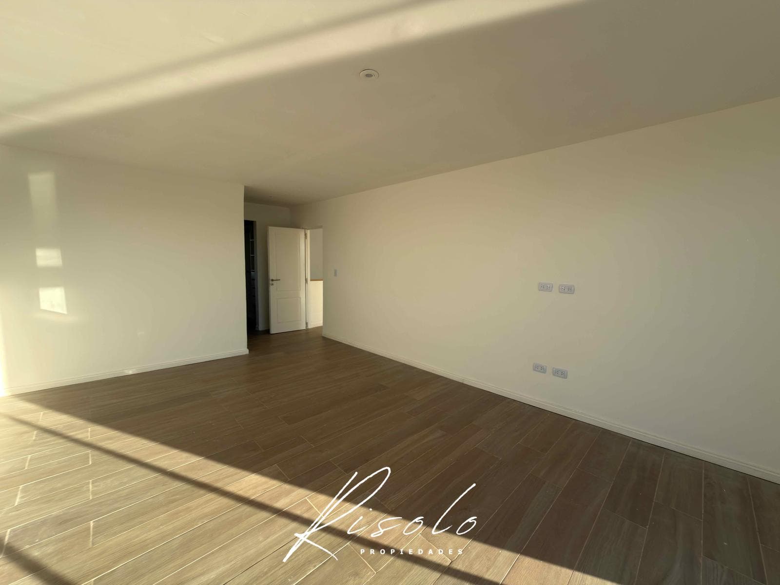House for Sale with a Lot Overlooking the Lagoon. 3 Bedrooms, Pool. Gated Community, Escobar