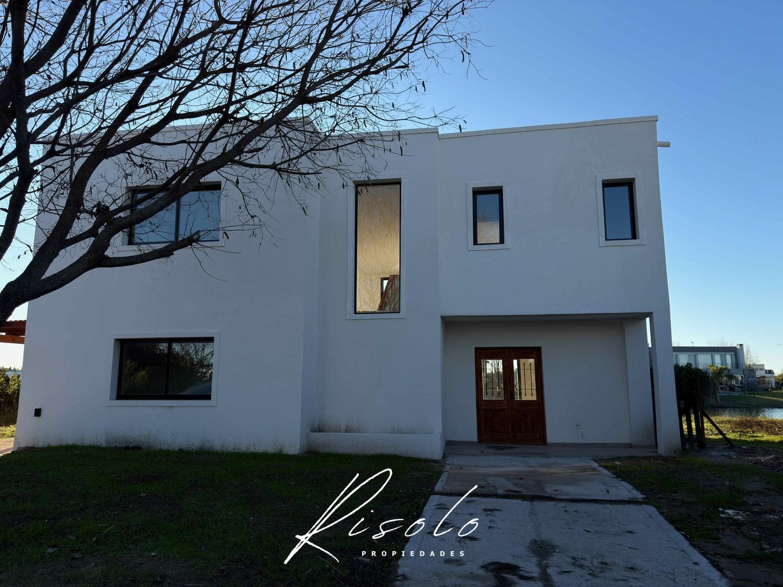 House for Sale with a Lot Overlooking the Lagoon. 3 Bedrooms, Pool. Gated Community, Escobar
