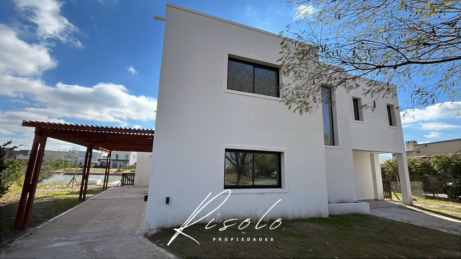 House for Sale with a Lot Overlooking the Lagoon. 3 Bedrooms, Pool. Gated Community, Escobar