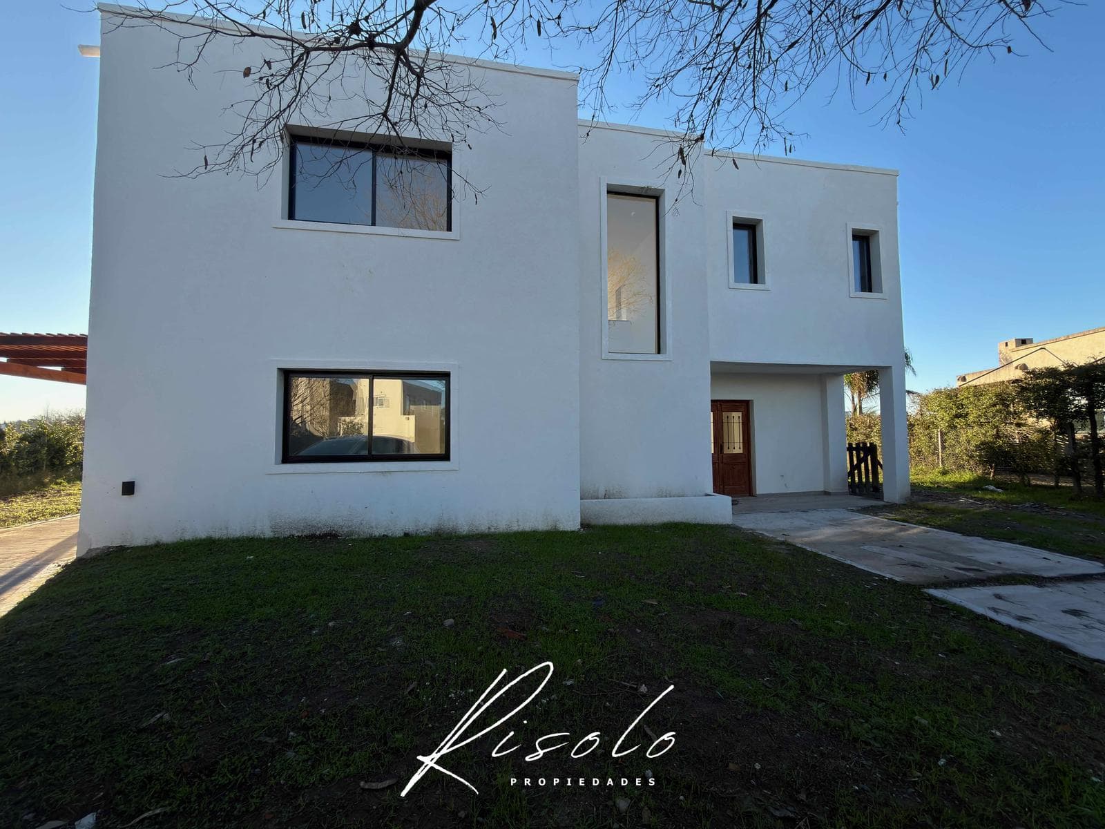 House for Sale with a Lot Overlooking the Lagoon. 3 Bedrooms, Pool. Gated Community, Escobar