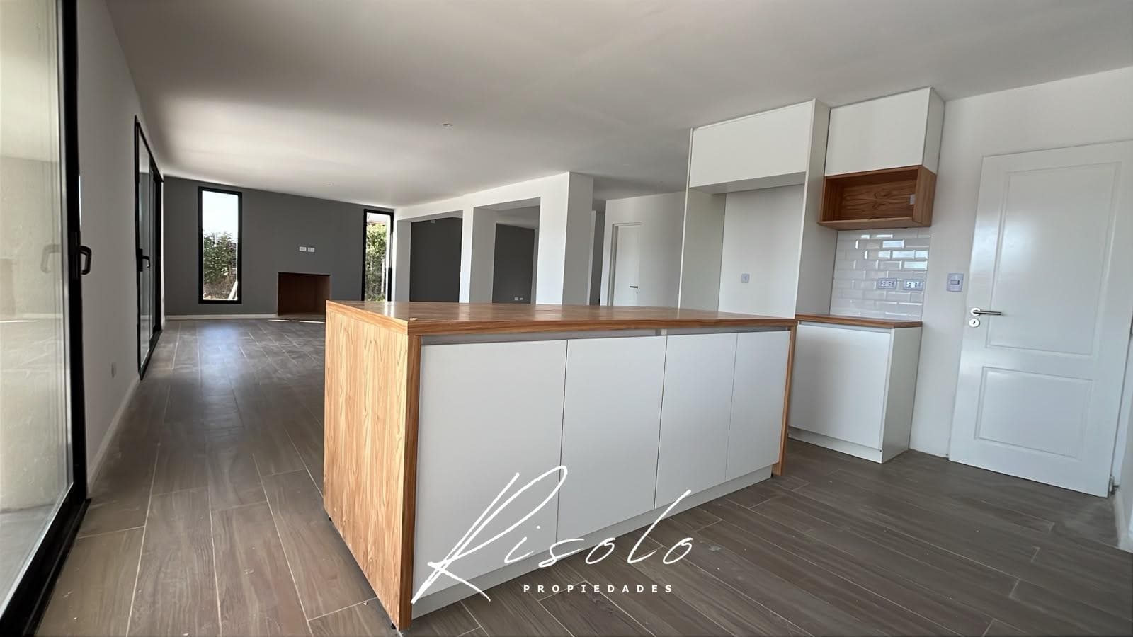 House for Sale with a Lot Overlooking the Lagoon. 3 Bedrooms, Pool. Gated Community, Escobar