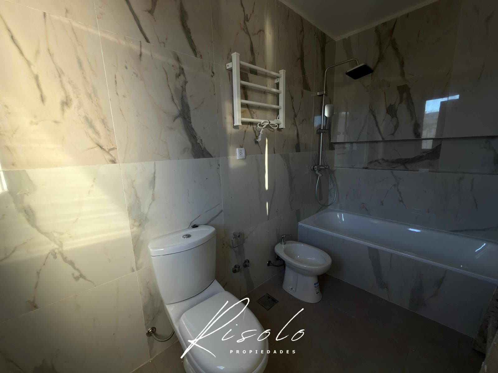 House for Sale with a Lot Overlooking the Lagoon. 3 Bedrooms, Pool. Gated Community, Escobar