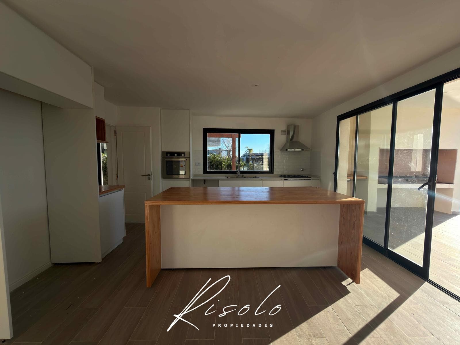 House for Sale with a Lot Overlooking the Lagoon. 3 Bedrooms, Pool. Gated Community, Escobar