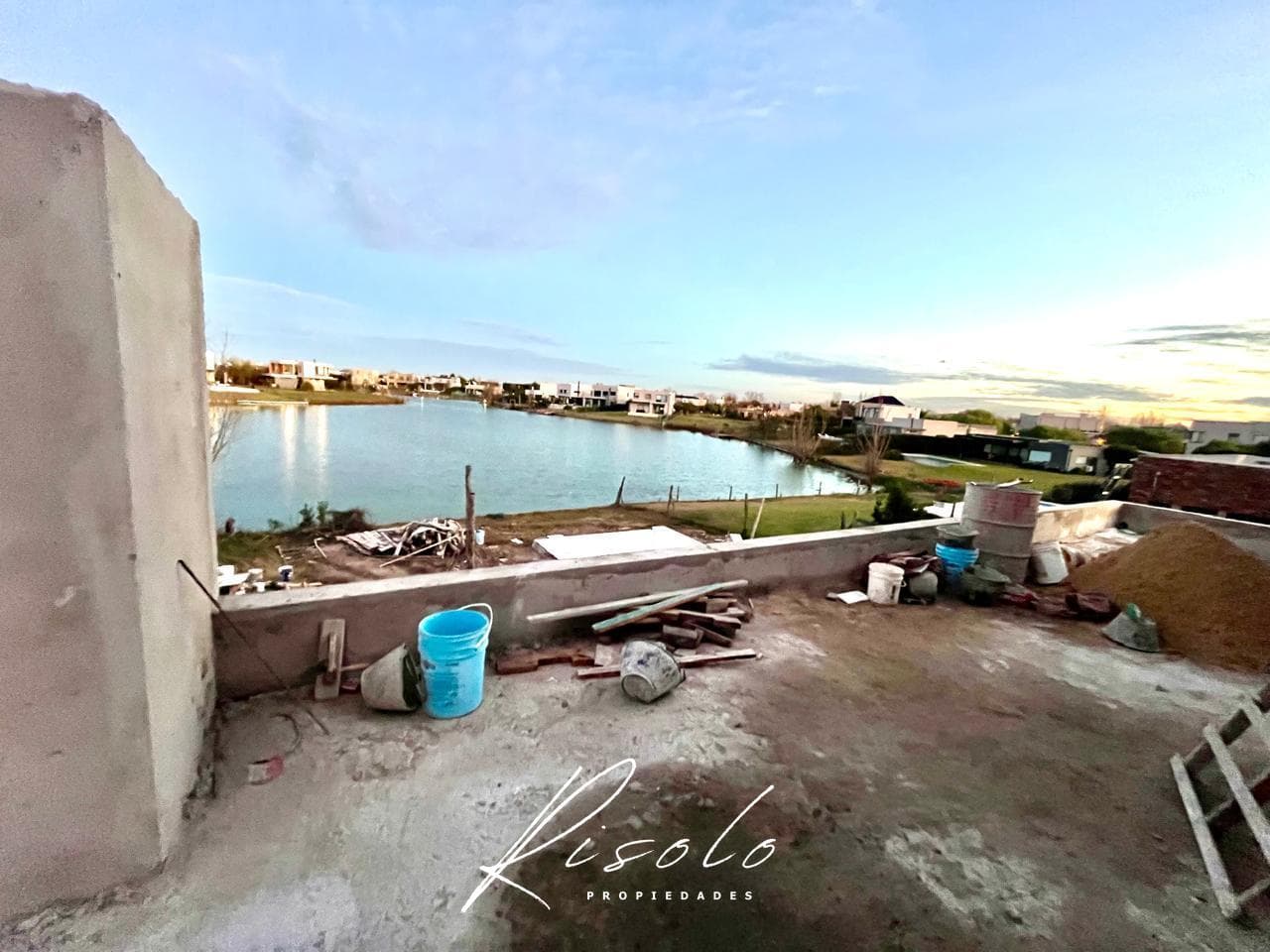 House for Sale with a Lot Overlooking the Lagoon. 3 Bedrooms, Pool. Gated Community, Escobar