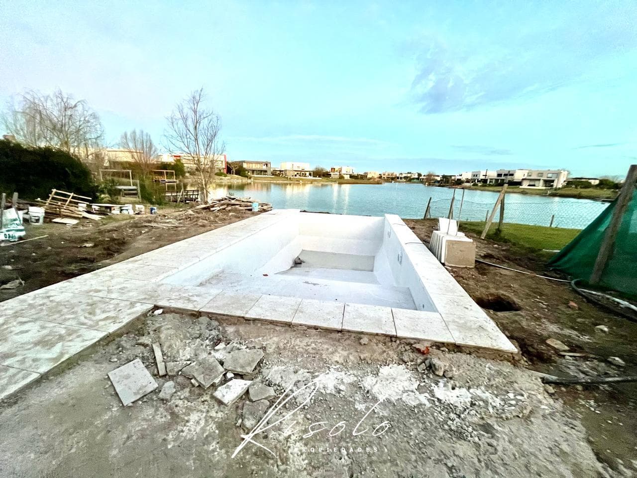 House for Sale with a Lot Overlooking the Lagoon. 3 Bedrooms, Pool. Gated Community, Escobar