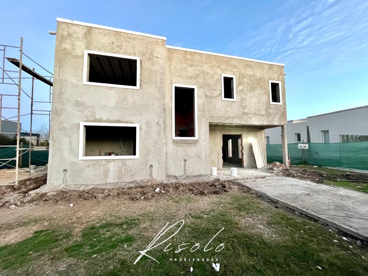 House for Sale with a Lot Overlooking the Lagoon. 3 Bedrooms, Pool. Gated Community, Escobar