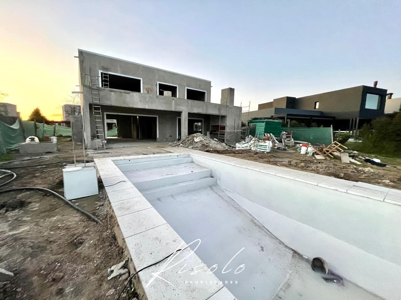 House for Sale with a Lot Overlooking the Lagoon. 3 Bedrooms, Pool. Gated Community, Escobar
