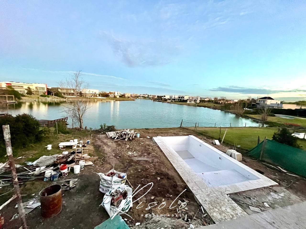 House for Sale with a Lot Overlooking the Lagoon. 3 Bedrooms, Pool. Gated Community, Escobar