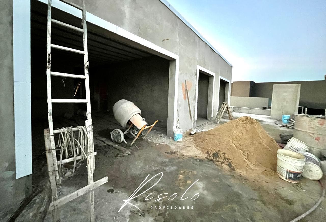House for Sale with a Lot Overlooking the Lagoon. 3 Bedrooms, Pool. Gated Community, Escobar