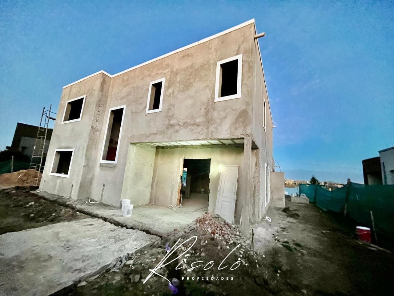 House for Sale with a Lot Overlooking the Lagoon. 3 Bedrooms, Pool. Gated Community, Escobar