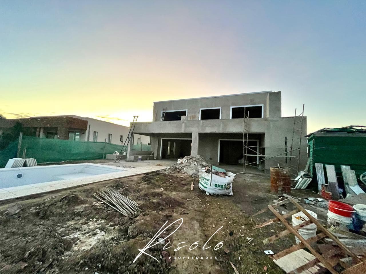 House for Sale with a Lot Overlooking the Lagoon. 3 Bedrooms, Pool. Gated Community, Escobar