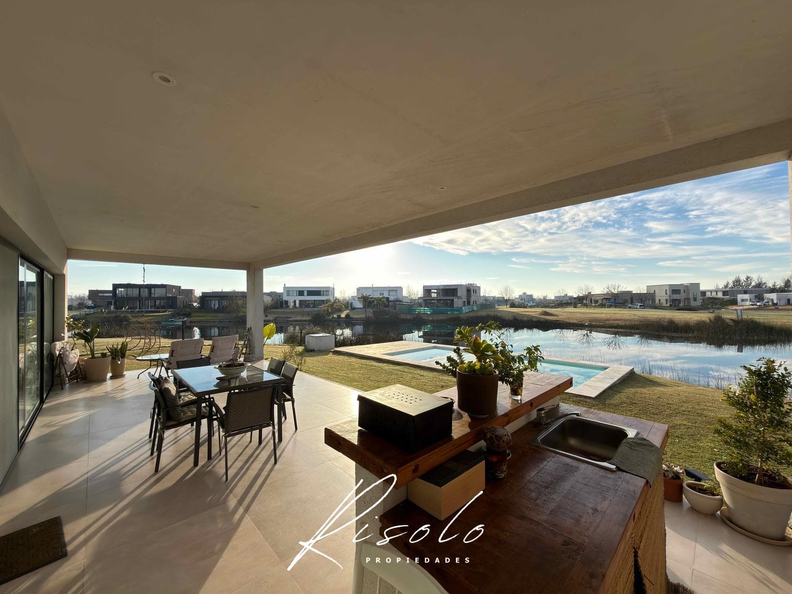 House for Sale. Barbecue. Pool. 3 bedrooms. Gated Community. Escobar