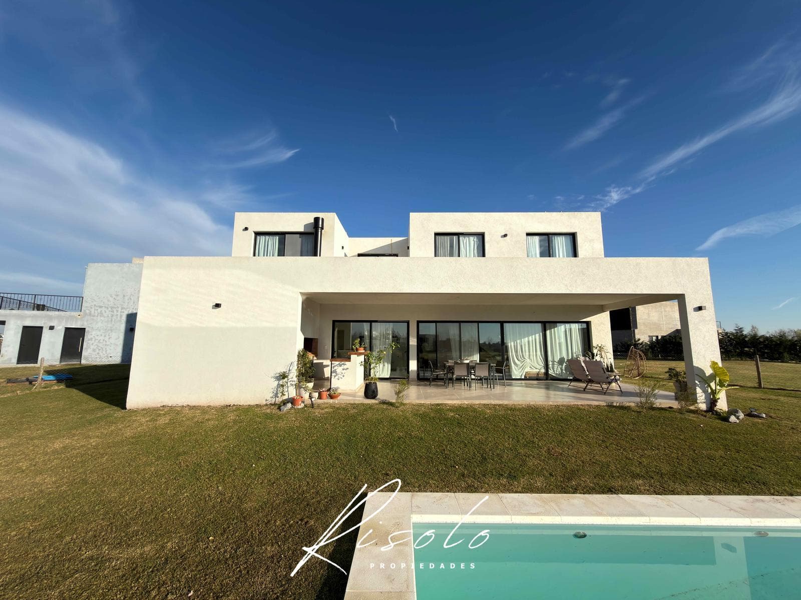 House for Sale. Barbecue. Pool. 3 bedrooms. Gated Community. Escobar