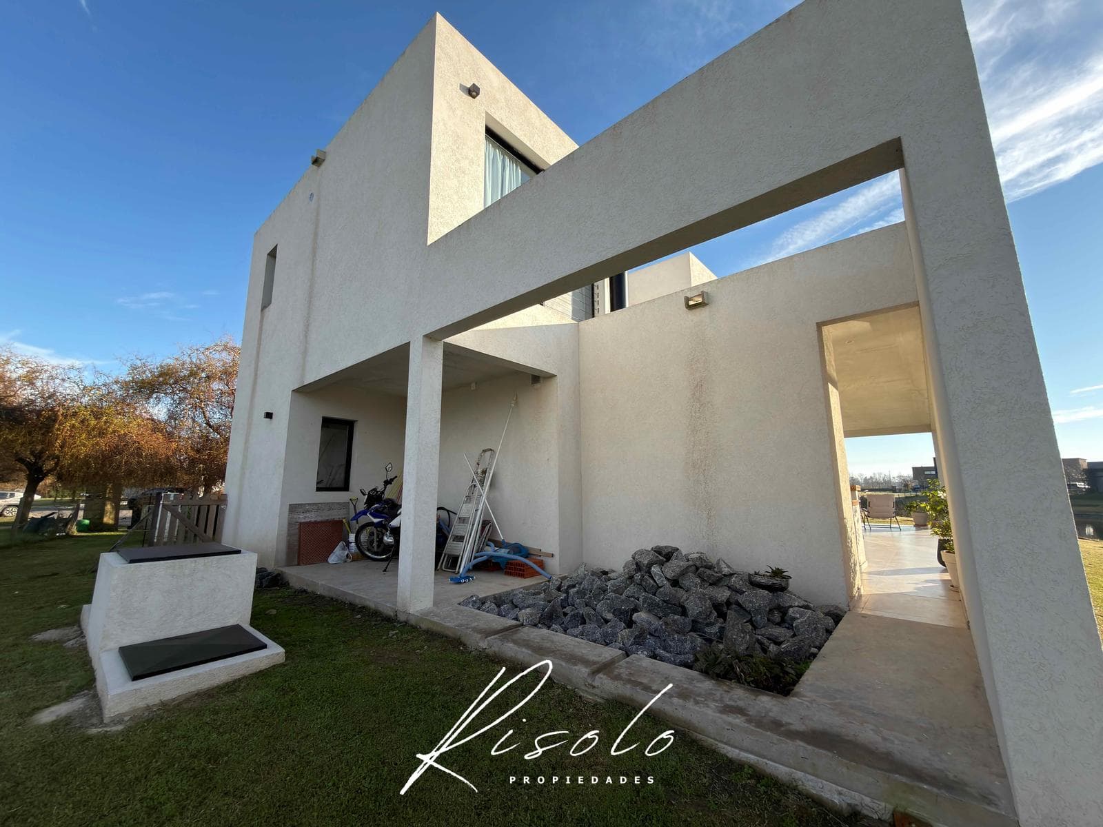 House for Sale. Barbecue. Pool. 3 bedrooms. Gated Community. Escobar