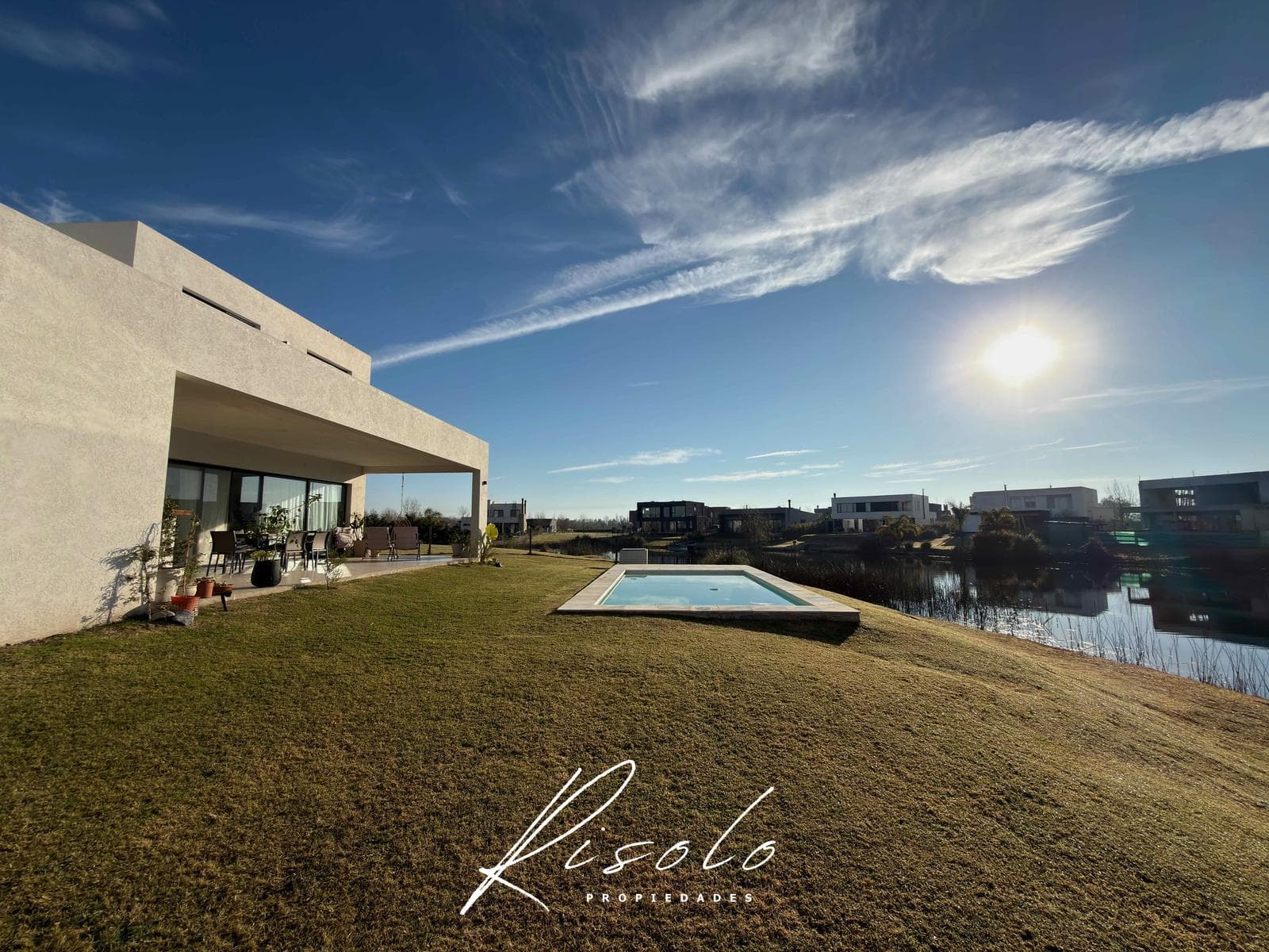 House for Sale. Barbecue. Pool. 3 bedrooms. Gated Community. Escobar