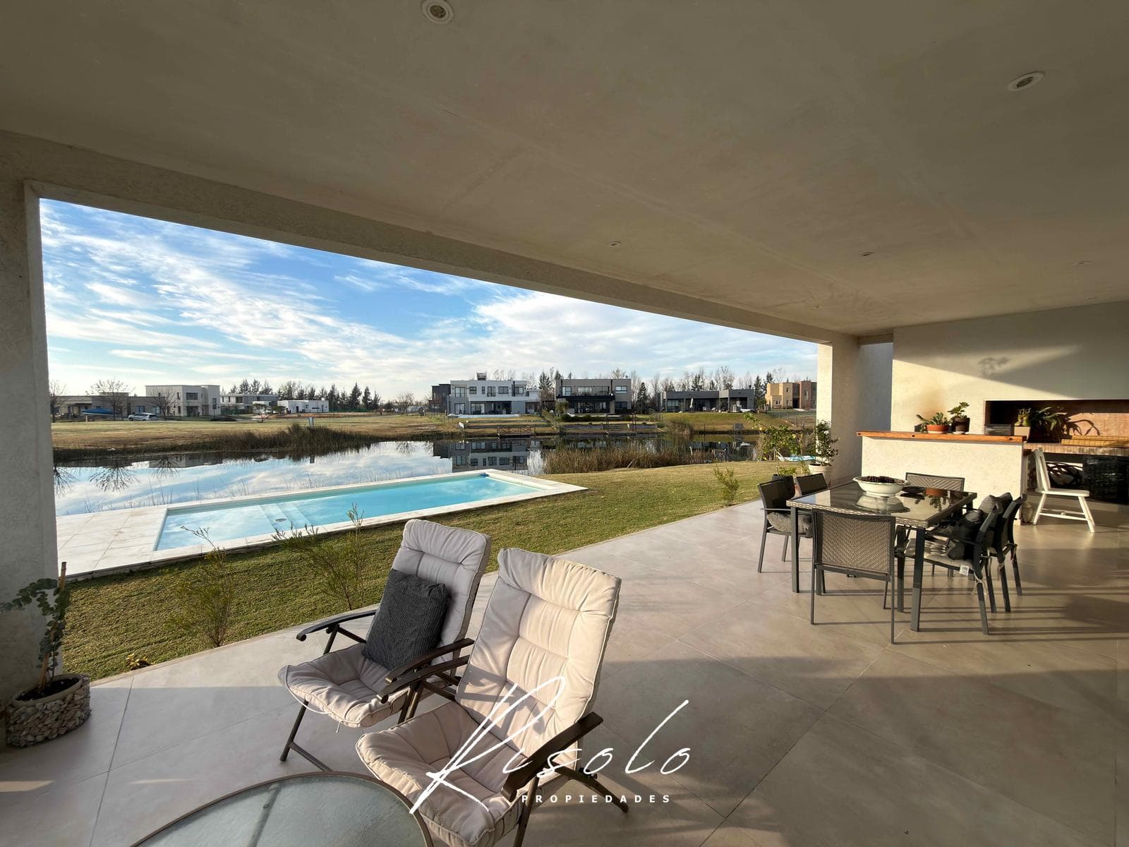 House for Sale. Barbecue. Pool. 3 bedrooms. Gated Community. Escobar