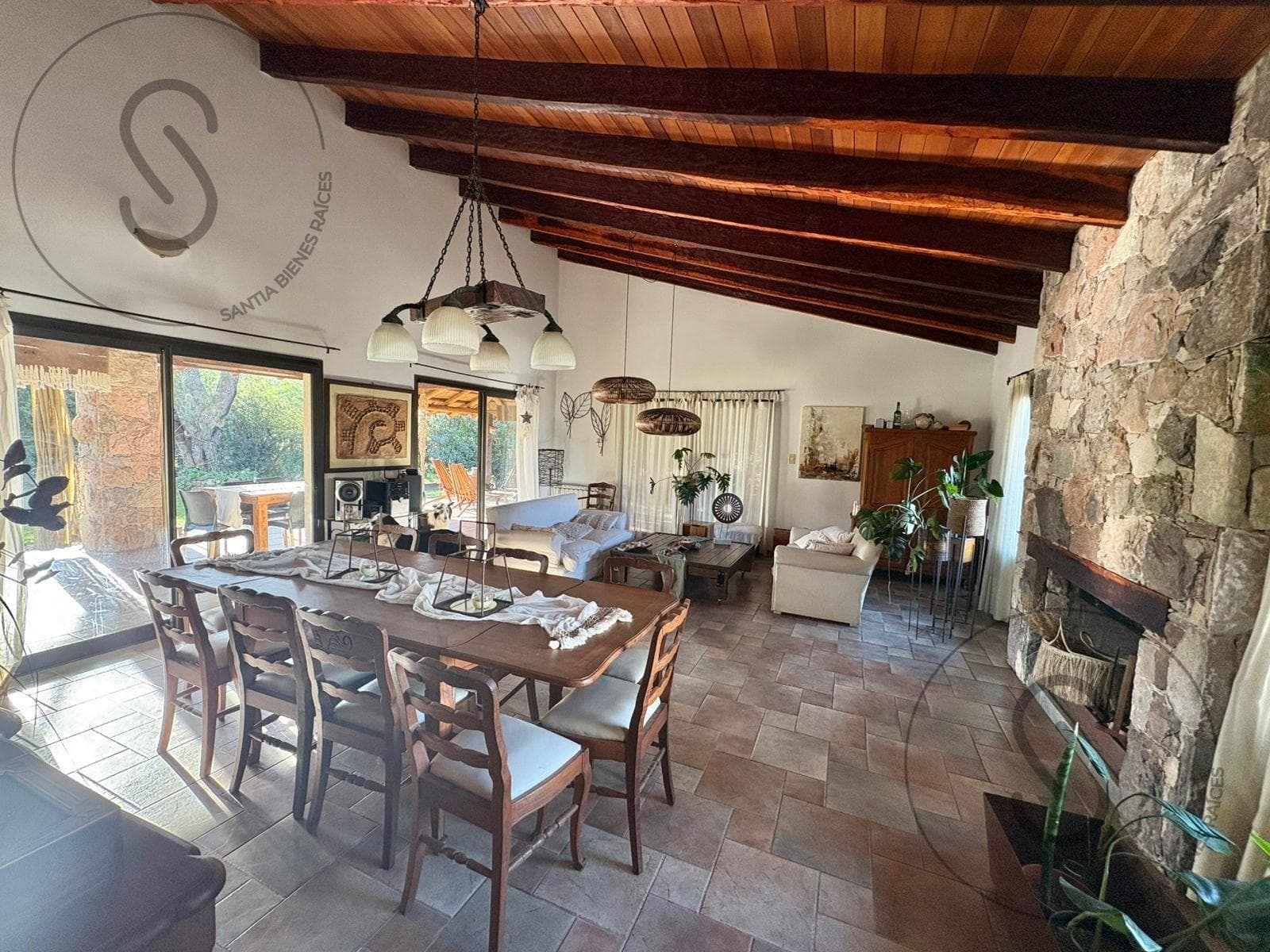 HOUSE FOR SALE: 4 BEDROOMS, GATED COMMUNITY, CALICANTO, VILLA WARCALDE, CORDOBA; QUALIFIES FOR A MORTGAGE