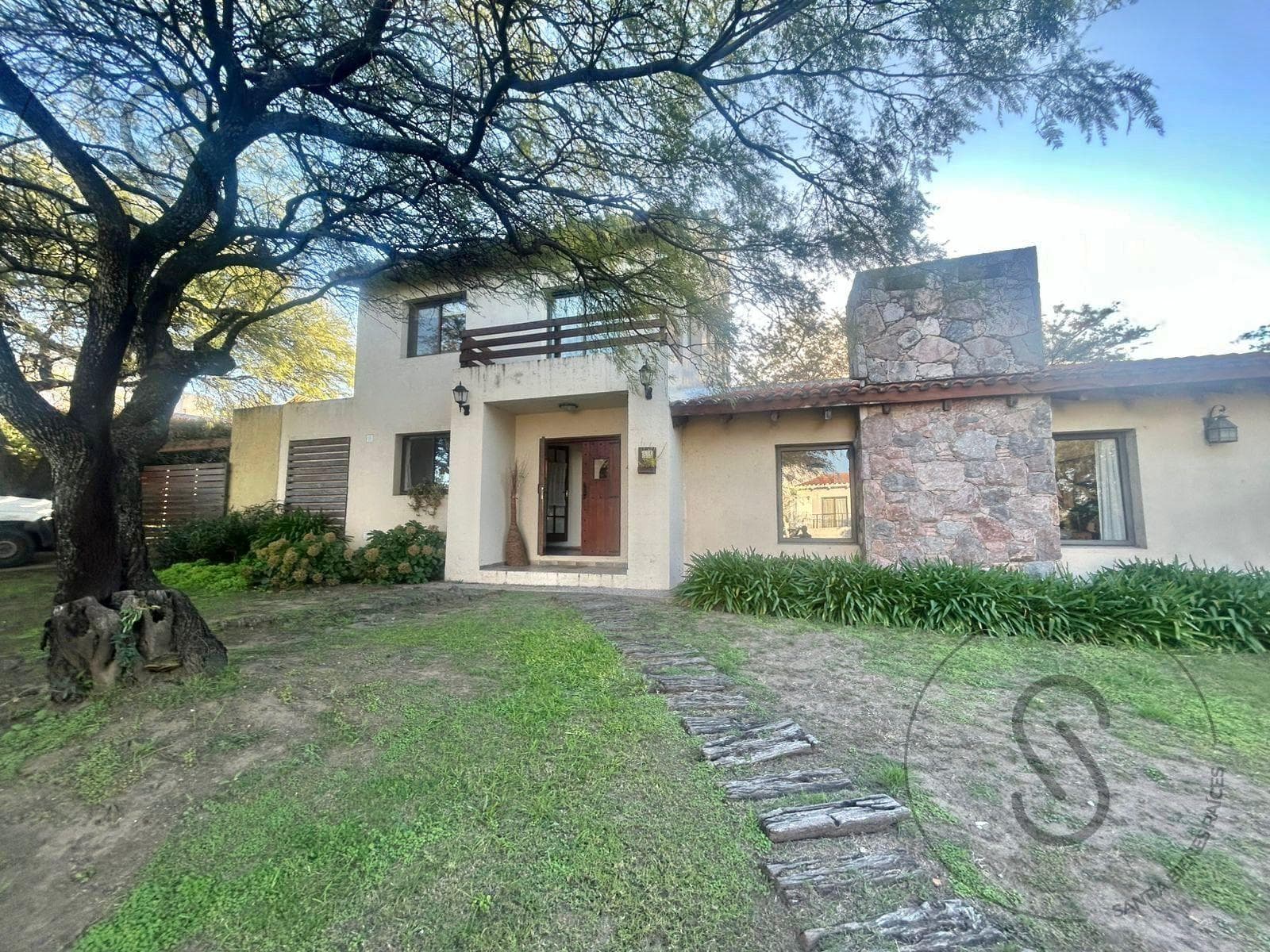 HOUSE FOR SALE: 4 BEDROOMS, GATED COMMUNITY, CALICANTO, VILLA WARCALDE, CORDOBA; QUALIFIES FOR A MORTGAGE