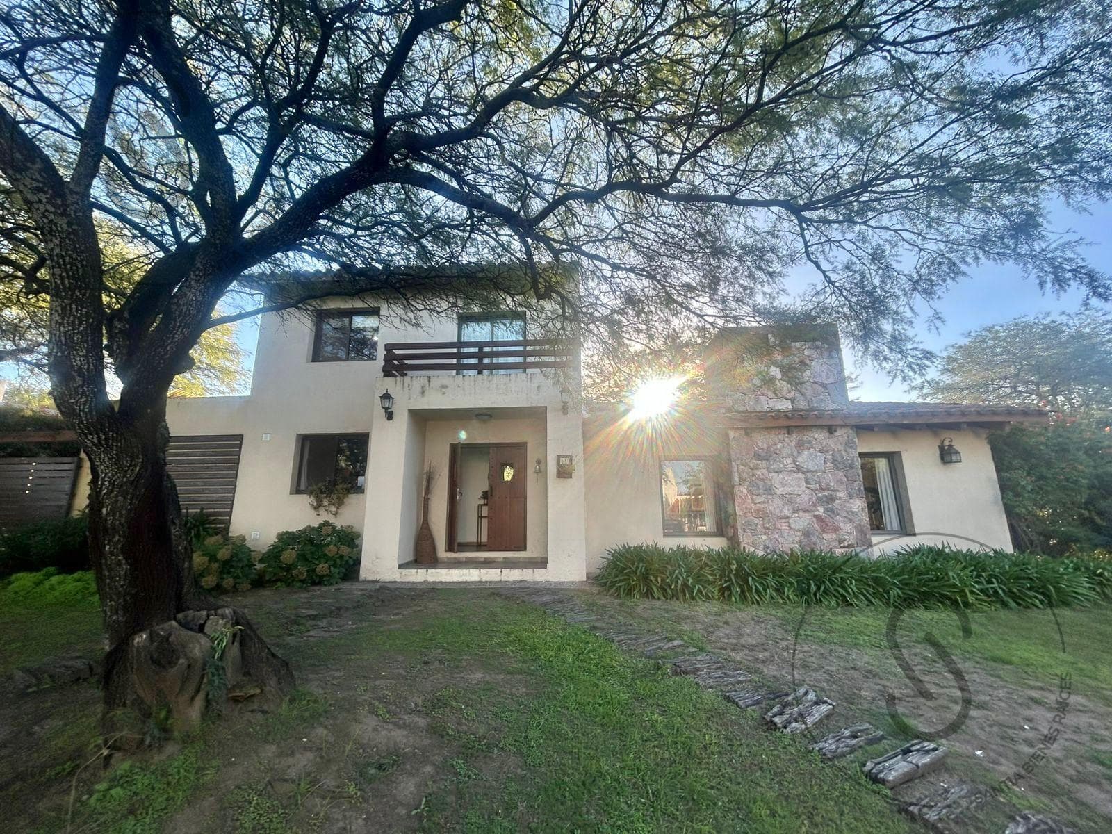 HOUSE FOR SALE: 4 BEDROOMS, GATED COMMUNITY, CALICANTO, VILLA WARCALDE, CORDOBA; QUALIFIES FOR A MORTGAGE