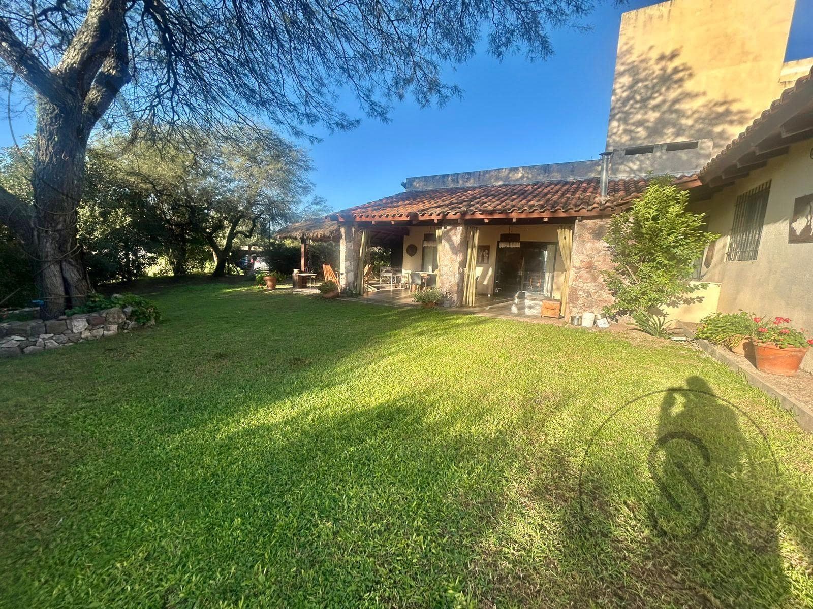 HOUSE FOR SALE: 4 BEDROOMS, GATED COMMUNITY, CALICANTO, VILLA WARCALDE, CORDOBA; QUALIFIES FOR A MORTGAGE