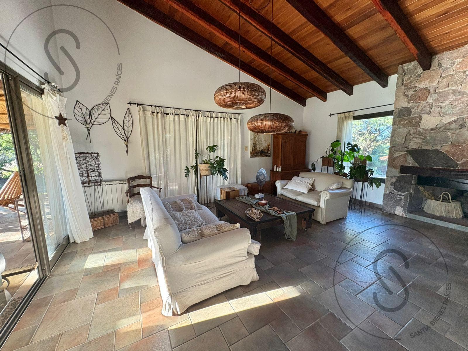 HOUSE FOR SALE: 4 BEDROOMS, GATED COMMUNITY, CALICANTO, VILLA WARCALDE, CORDOBA; QUALIFIES FOR A MORTGAGE