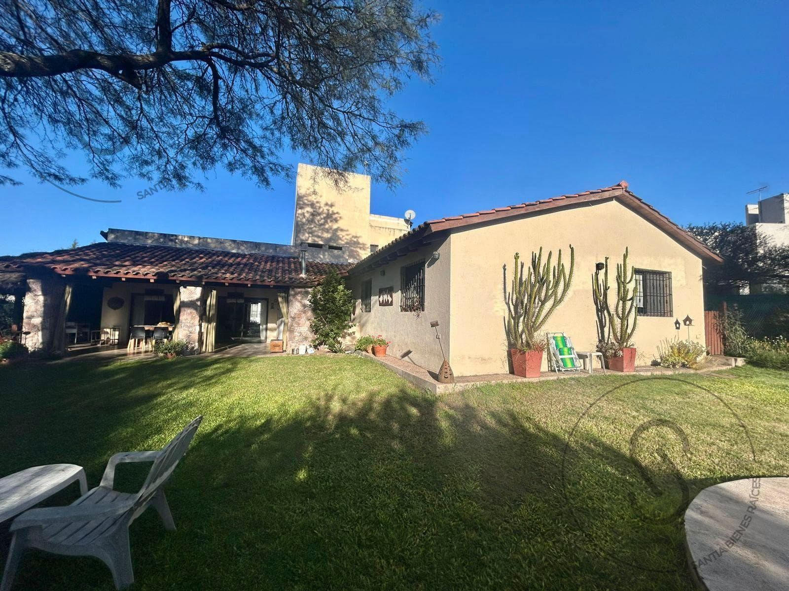 HOUSE FOR SALE: 4 BEDROOMS, GATED COMMUNITY, CALICANTO, VILLA WARCALDE, CORDOBA; QUALIFIES FOR A MORTGAGE