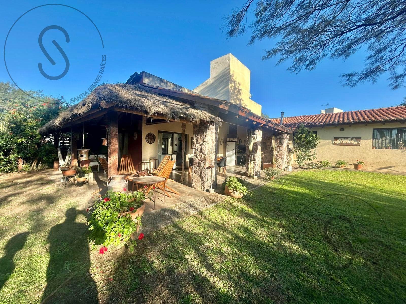 HOUSE FOR SALE: 4 BEDROOMS, GATED COMMUNITY, CALICANTO, VILLA WARCALDE, CORDOBA; QUALIFIES FOR A MORTGAGE