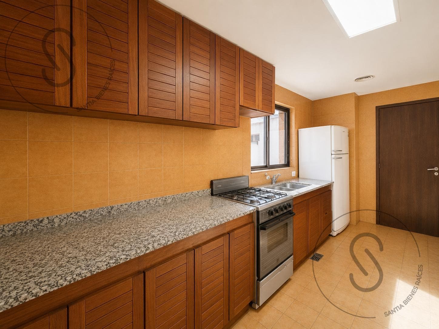 3-BEDROOM APARTMENT IN NUEVA CORDOBA WITH BALCONY AND GARAGE