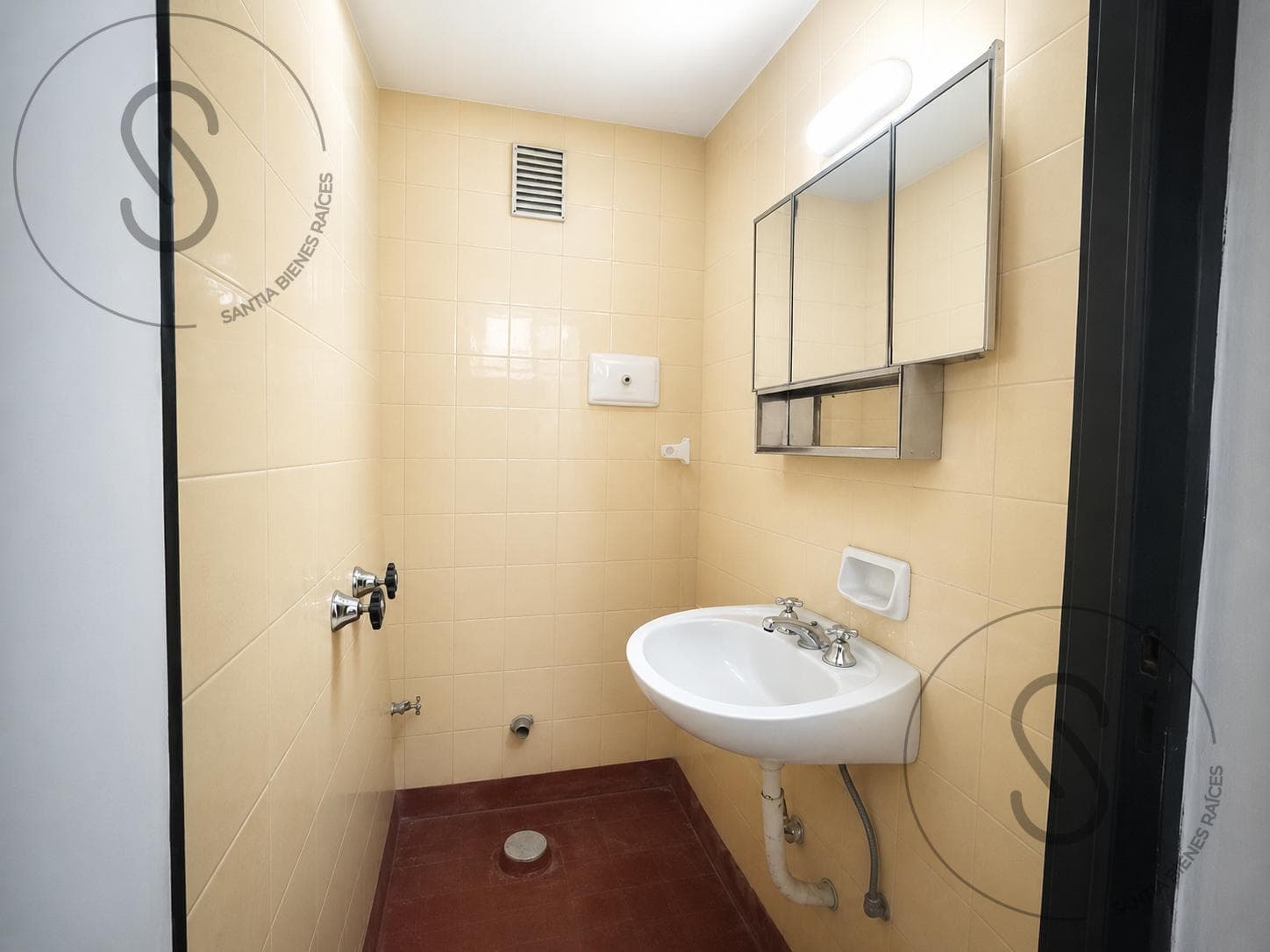 3-BEDROOM APARTMENT IN NUEVA CORDOBA WITH BALCONY AND GARAGE