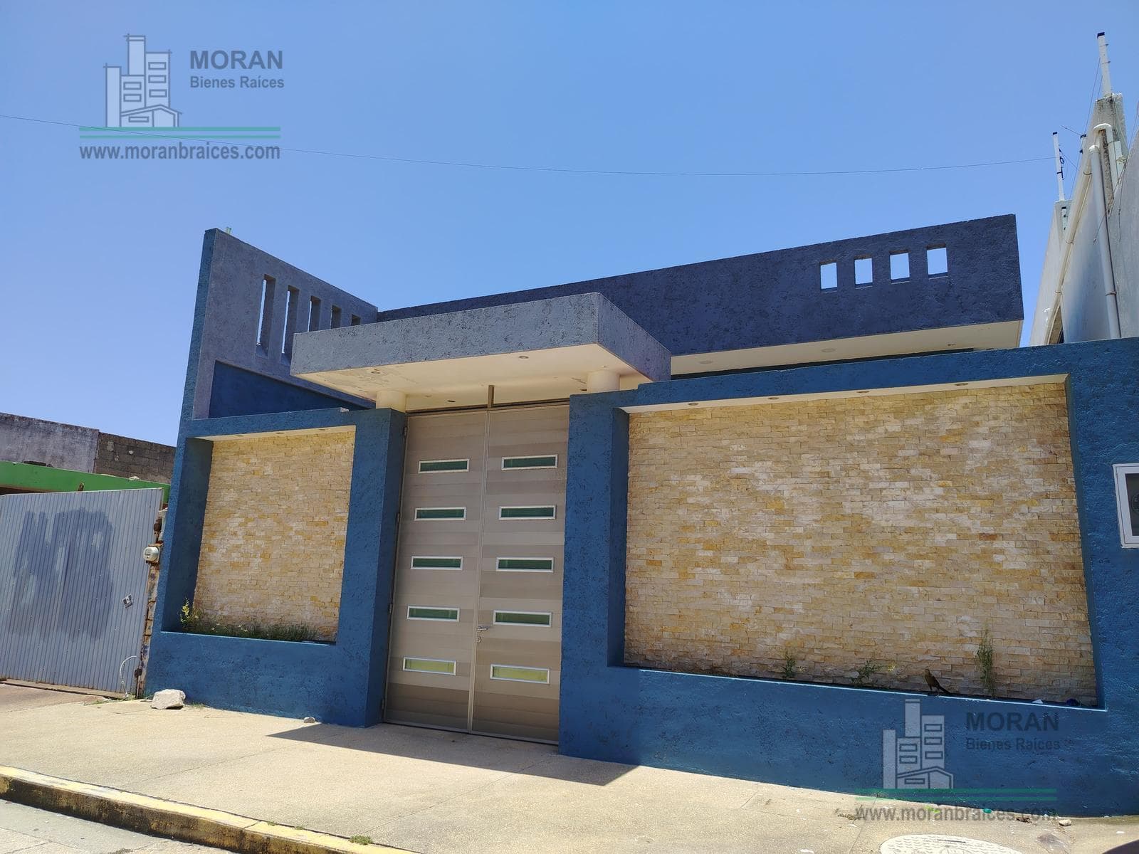 Commercial Space, Abasolo Street, near the corner of Juventino Rosas Street, downtown area.
