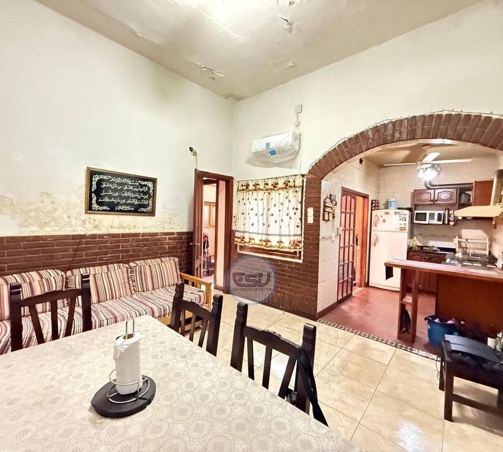 FOR SALE: 4-ROOM APARTMENT IN FLORES, IN NEED OF RENOVATION