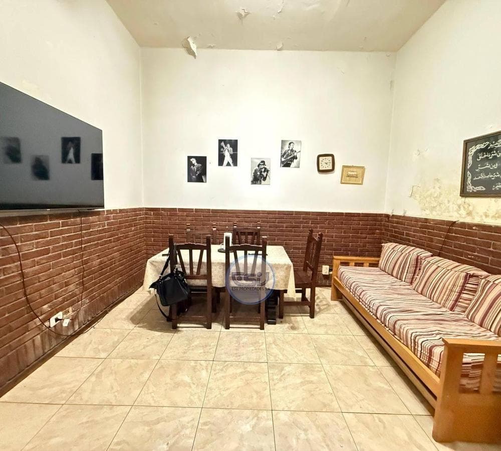 FOR SALE: 4-ROOM APARTMENT IN FLORES, IN NEED OF RENOVATION