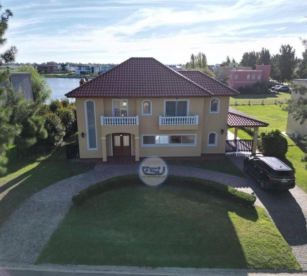 4-ROOM HOUSE IN PRINCIPADO, CIUDAD NAUTICA, WITH A VIEW OF THE LAGOON