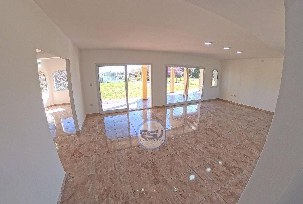 House for Sale: 4 Rooms, Pool, Lagoon View - Principado Ciudad Náutica Canning