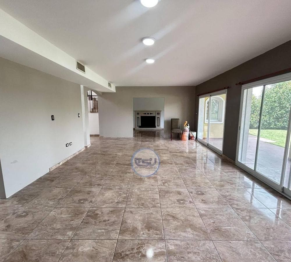 House for Sale: 4 Rooms, Pool, Lagoon View - Principado Ciudad Náutica Canning