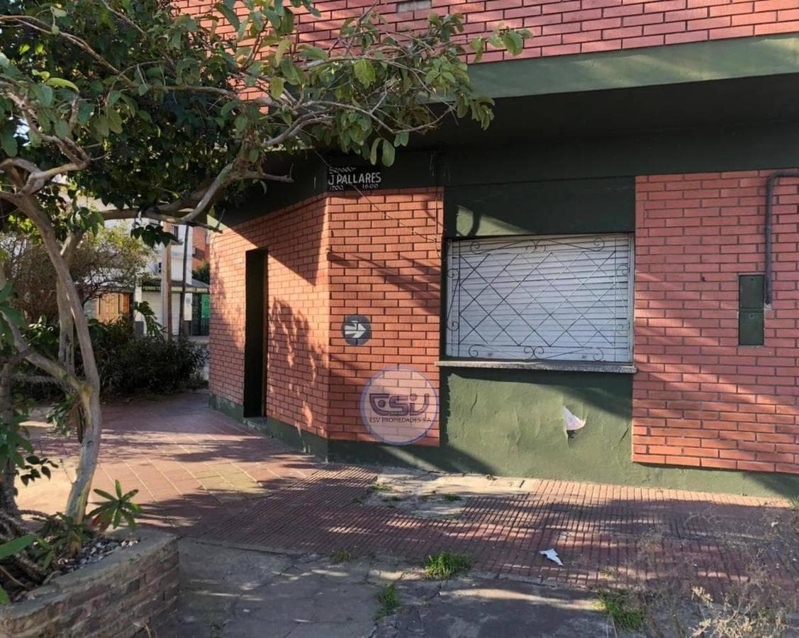HOUSE FOR SALE: 4 BEDROOMS, TERRACE, ENCLOSED BARBECUE AREA, LAUNDRY ROOM, COURTYARD WITH PARKING SPACE