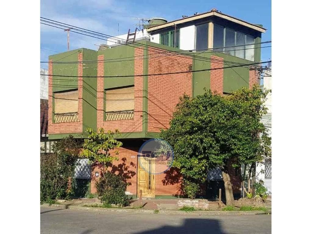 HOUSE FOR SALE: 4 BEDROOMS, TERRACE, ENCLOSED BARBECUE AREA, LAUNDRY ROOM, COURTYARD WITH PARKING SPACE