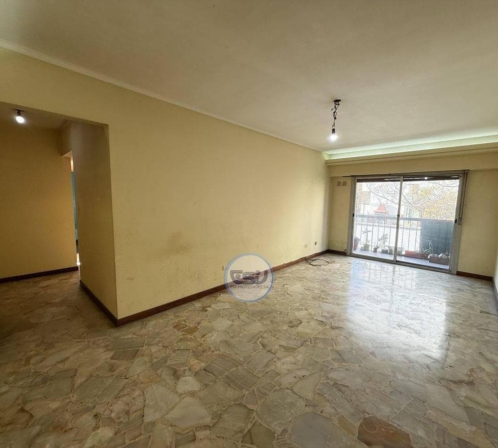 4-ROOM APARTMENT FOR RENT IN FLORES WITH A FRONT BALCONY