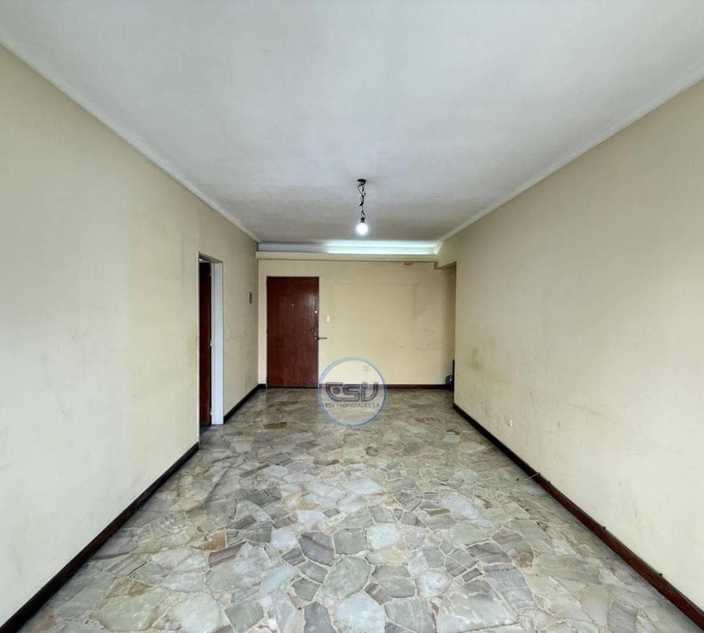 4-ROOM APARTMENT FOR RENT IN FLORES WITH A FRONT BALCONY